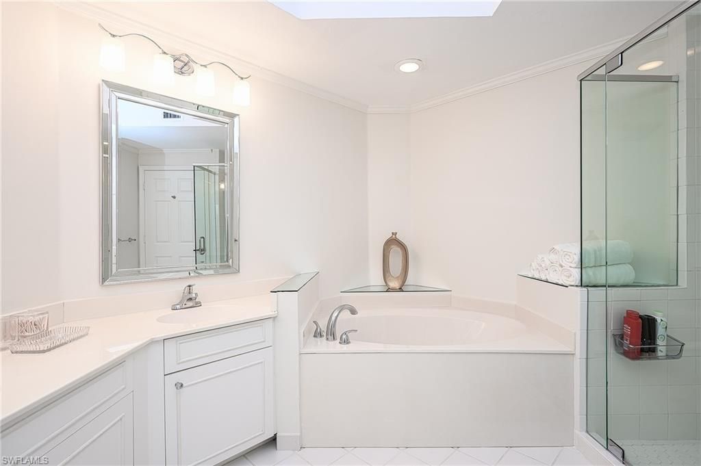 900 L Ambiance Cir, Unit 9-106, Naples, FL 34108 Photo