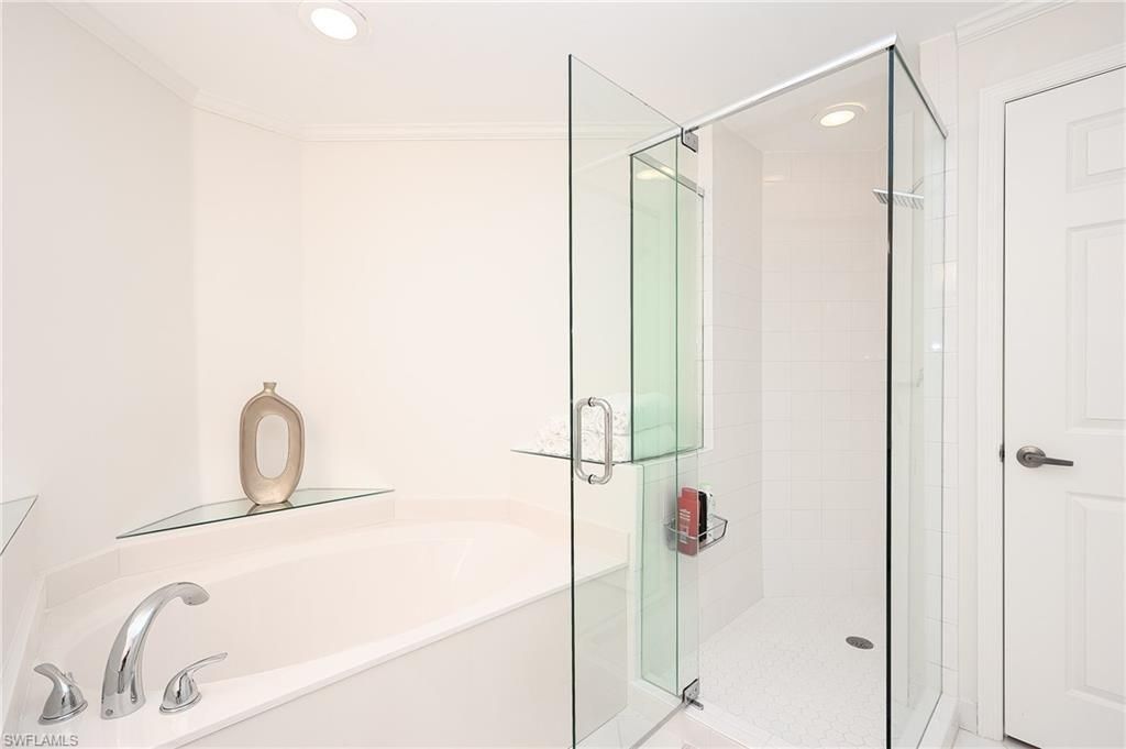 900 L Ambiance Cir, Unit 9-106, Naples, FL 34108 Photo