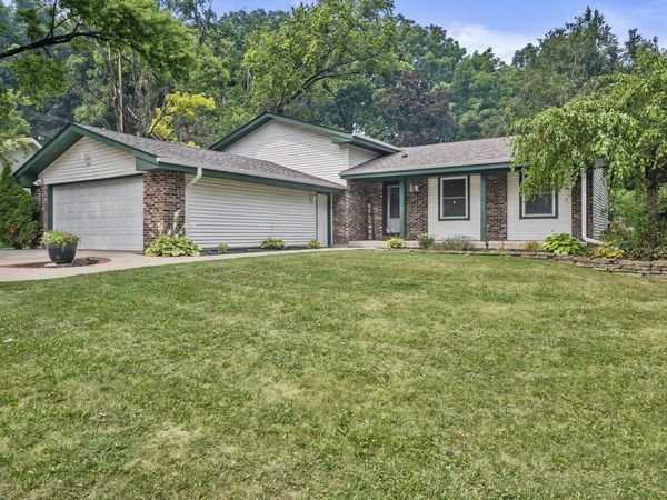 2816 Woodridge COURT, Waukesha, WI 53188