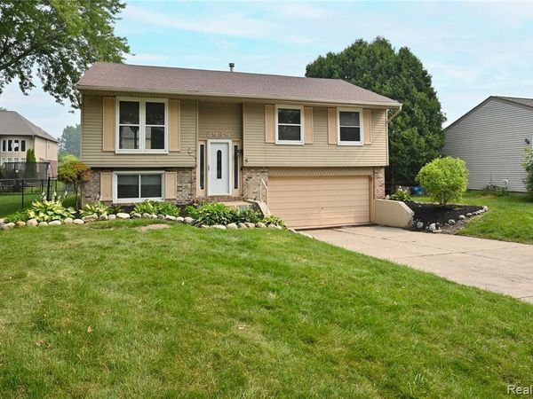 2939 Winter Drive, Troy, MI 48083