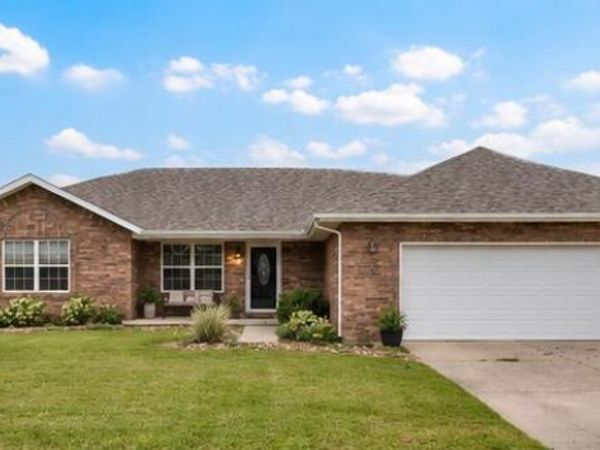 755 E Vivian Street , Bolivar, MO 65613