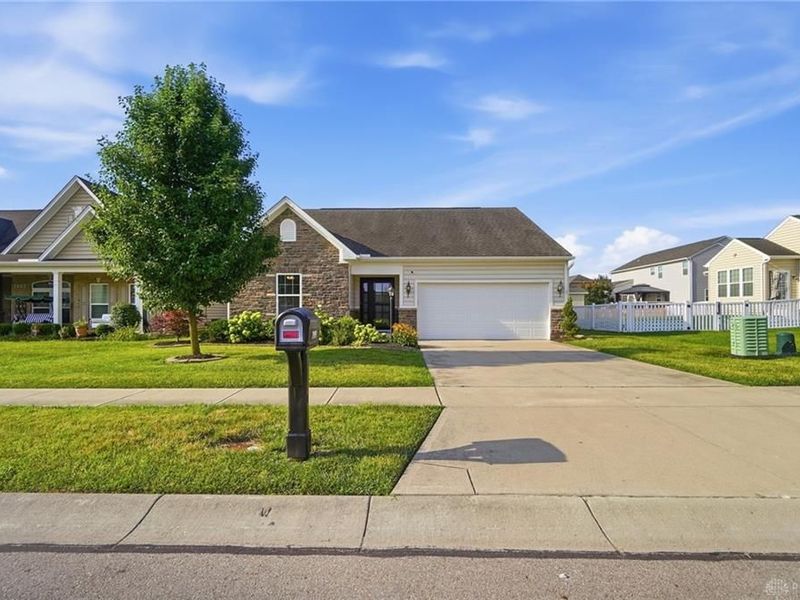 7101 Bluestream Drive, Tipp City, OH 45371 Photo 2