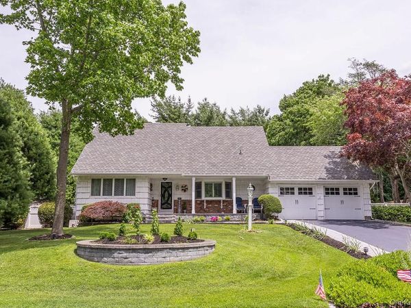 8 Robinhood Court , Nesconset, NY 11767