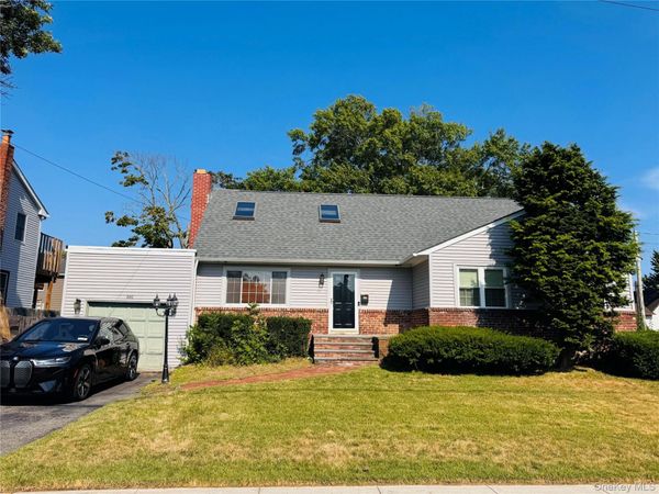 561 Center Dyre Avenue , West Islip, NY 11795