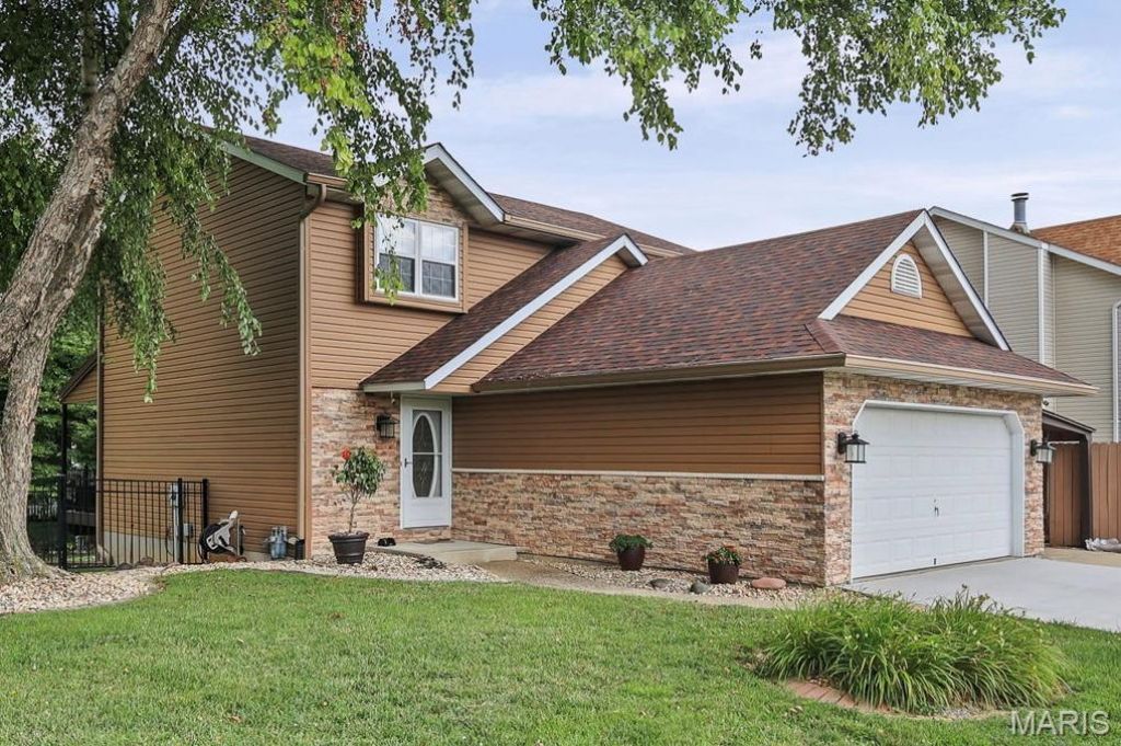 1009 Robert Drive, Maryville, IL 62062 Main Photo
