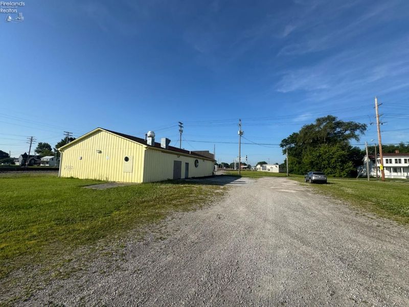 325 E Center, Bellevue, OH 44811 Photo 4