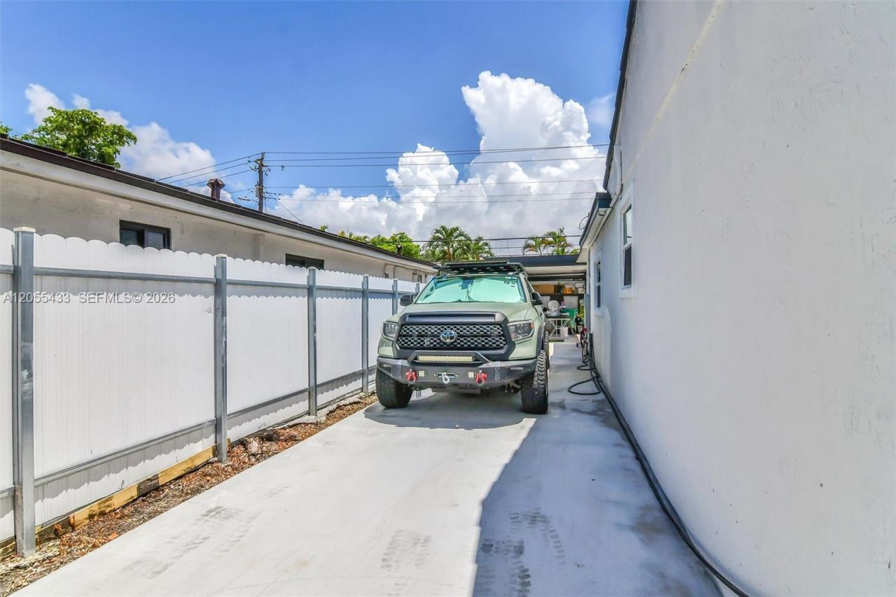 6575 SW 39th Ter, Miami, FL 33155 Photo