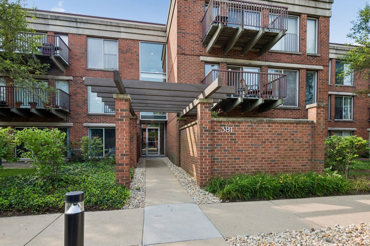 381 Kelburn Road , Deerfield, IL 60015