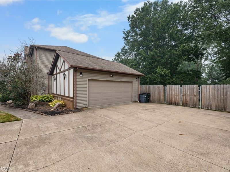 7562 Southampton Drive, North Royalton, OH 44133 Photo 2