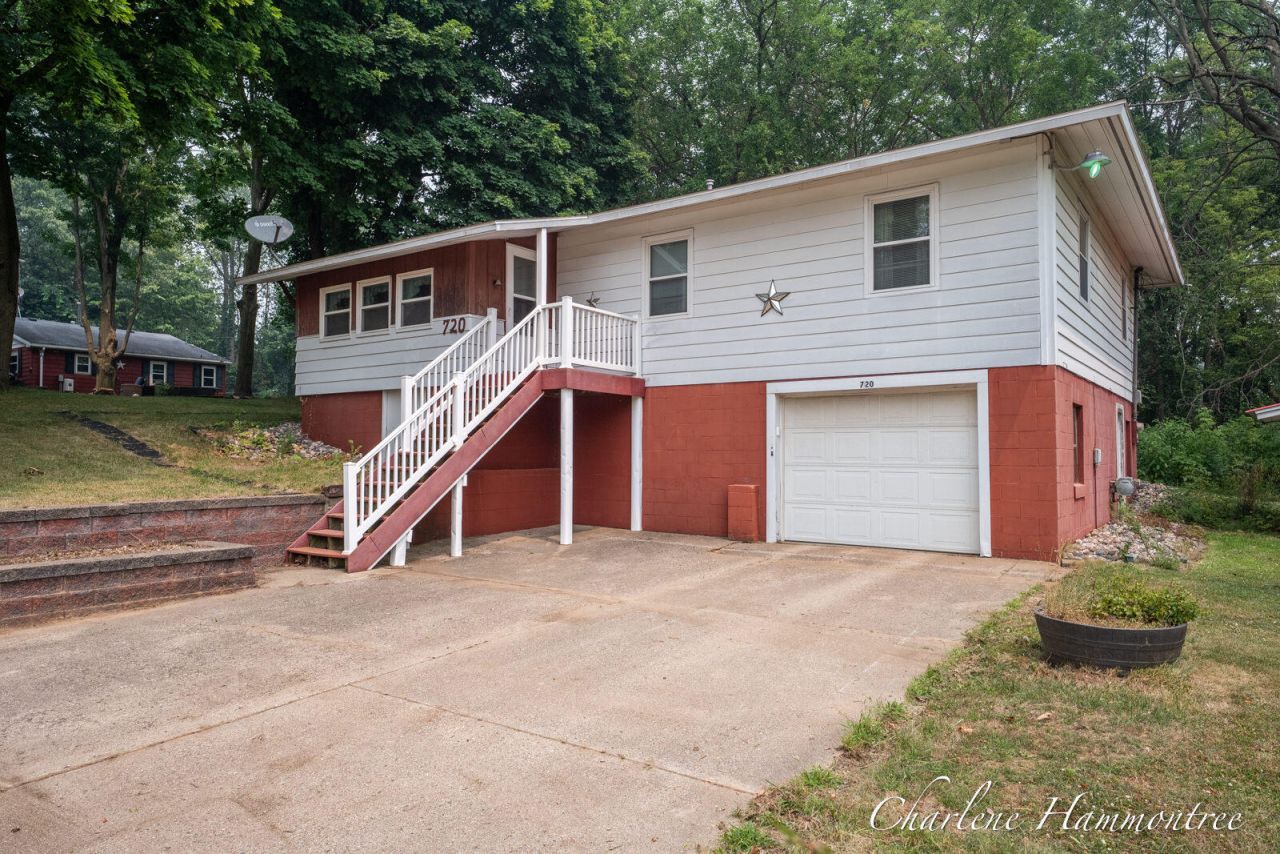 720 N King Street, Ionia, MI 48846 Main Photo