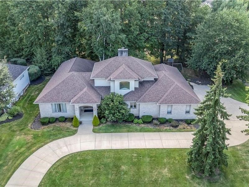 416 Castle Pines Drive, Akron, OH 44333 Photo 3