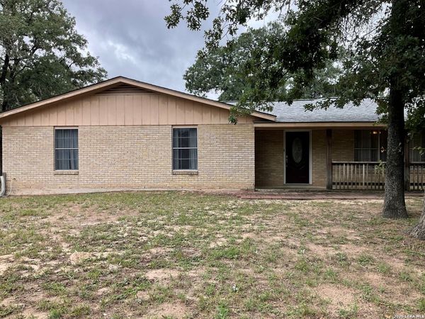 2043 Bentwood, Floresville, TX 78114