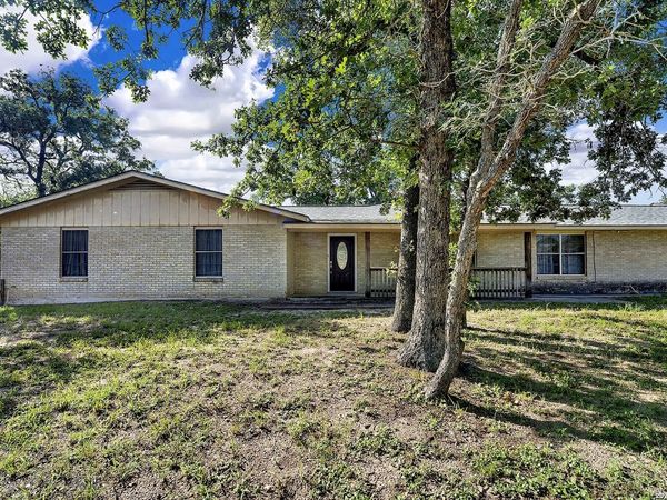 2043 Bentwood, Floresville, TX 78114