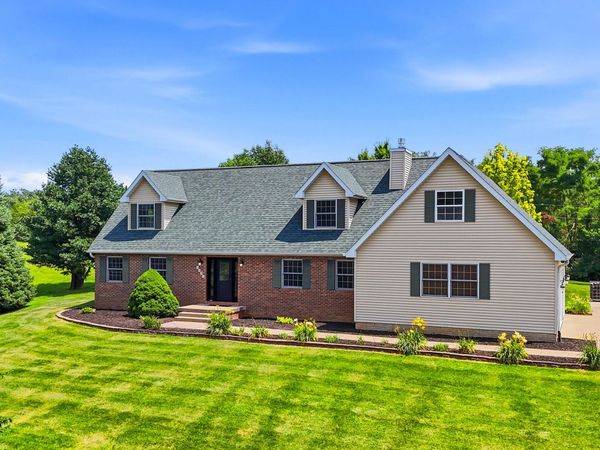 2237 HICKORY HILLS RD, Muscatine, IA 52761