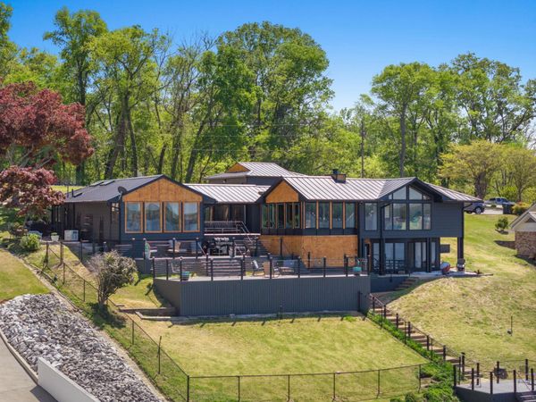 105 Lake View Dr, Muscle Shoals, AL 35661