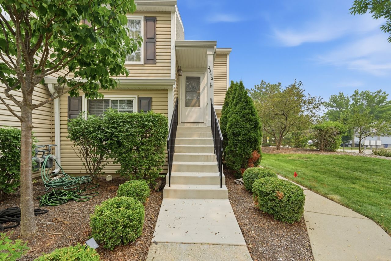 2042 Windemere Circle, Schaumburg, IL 60194 Main Photo