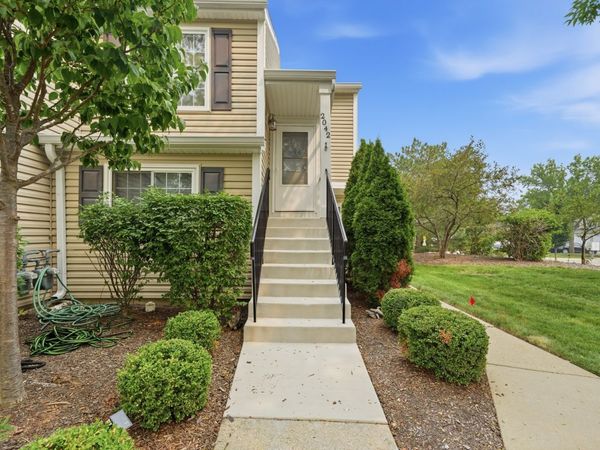 2042 Windemere Circle, Schaumburg, IL 60194