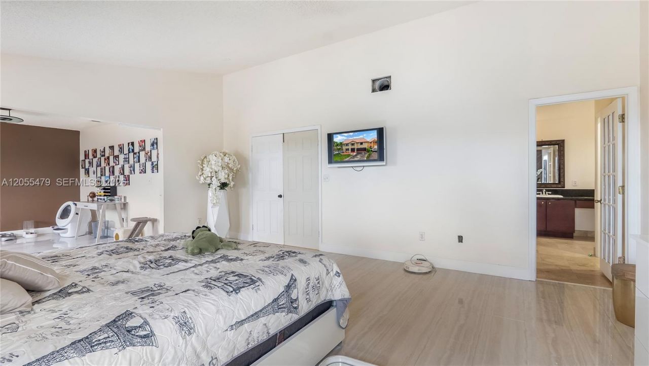 7733 NW 192 St, Hialeah, FL 33015 Photo