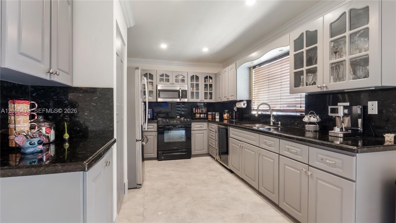 7733 NW 192 St, Hialeah, FL 33015 Photo
