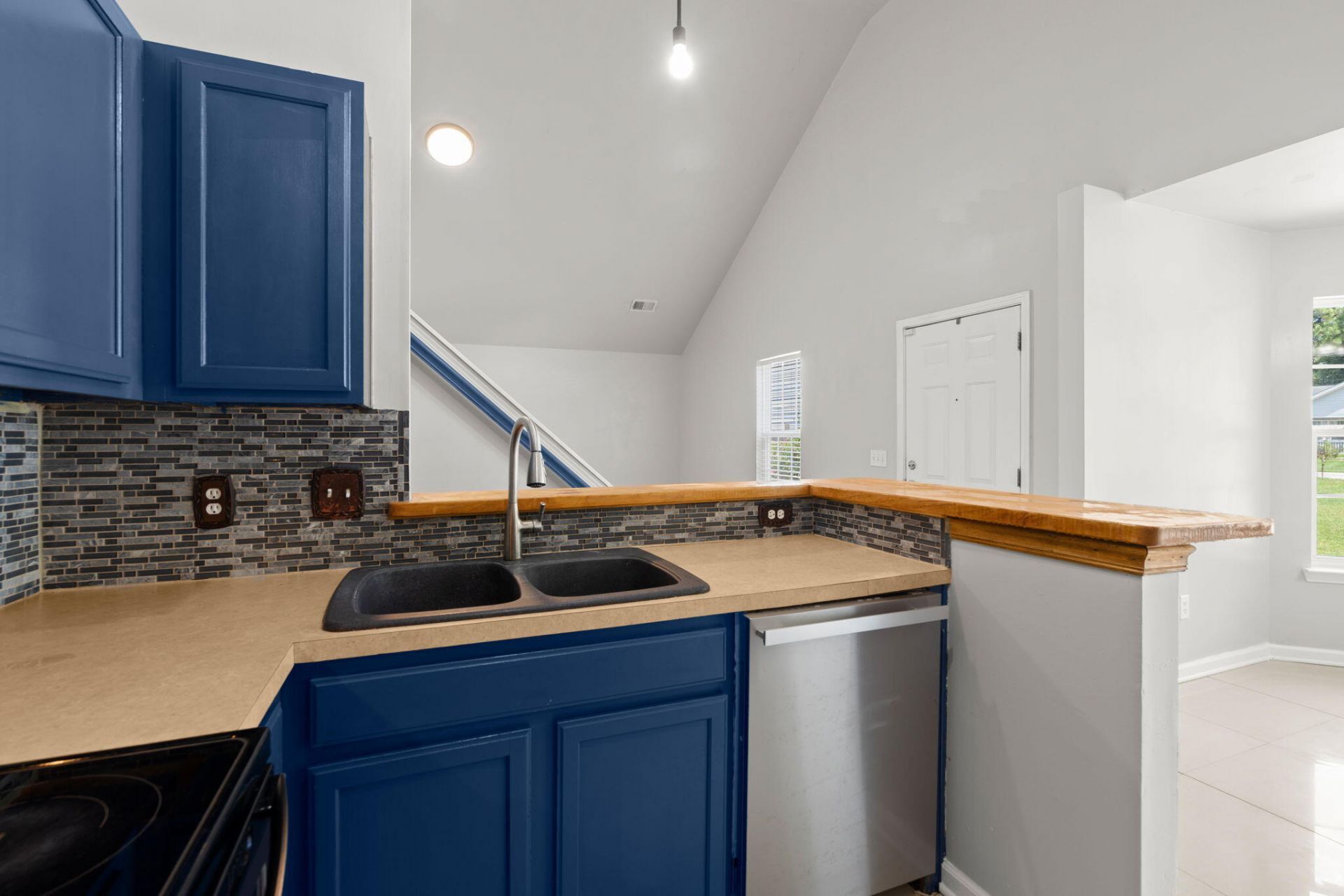132 Coronet Street Photo 10