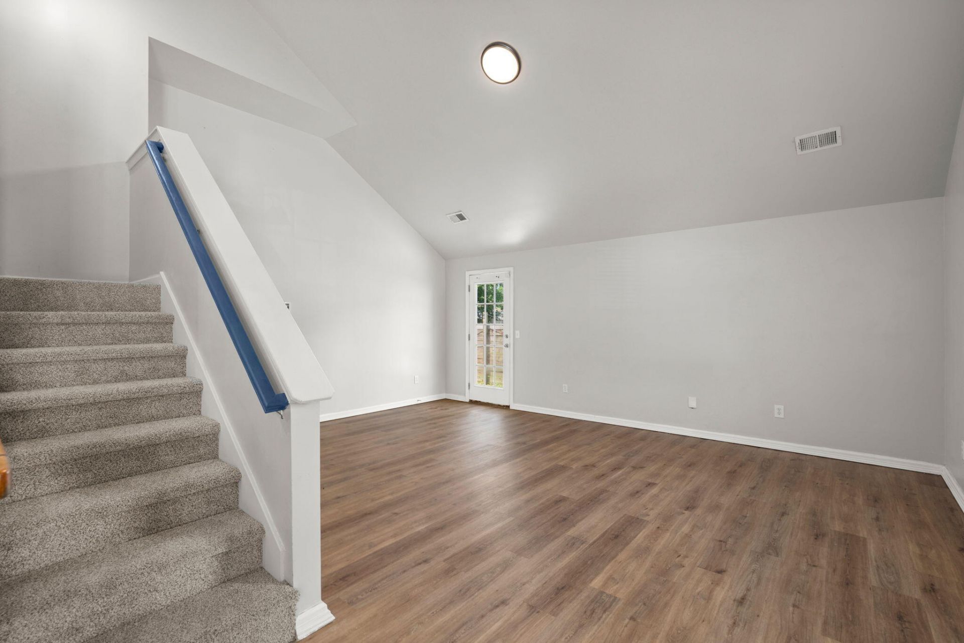 132 Coronet Street Photo 4