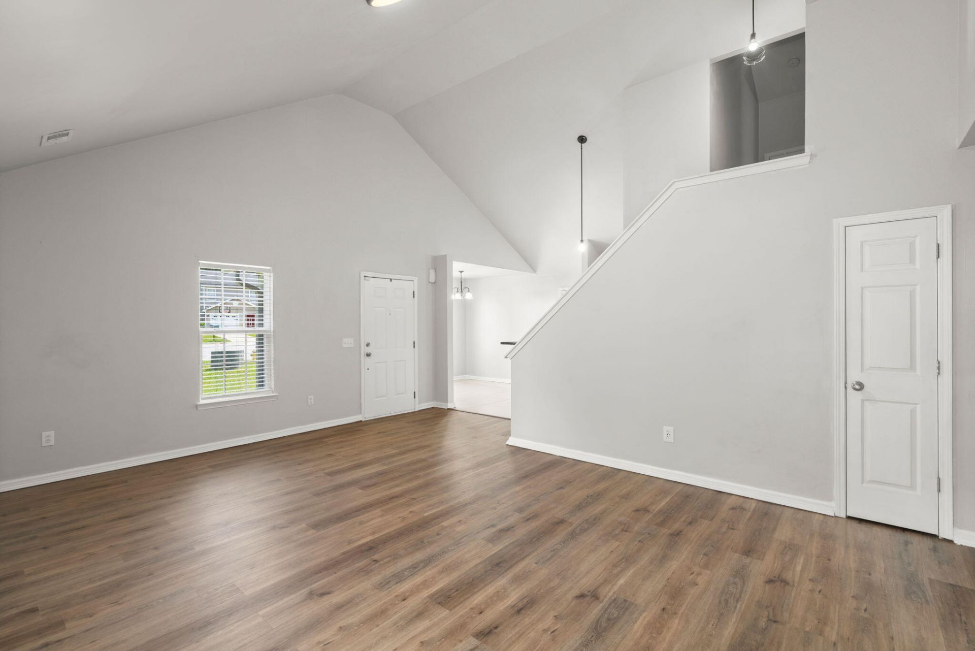 132 Coronet Street Photo 5