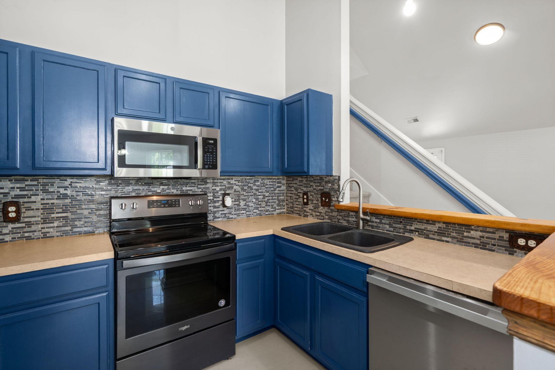 132 Coronet Street Photo 9