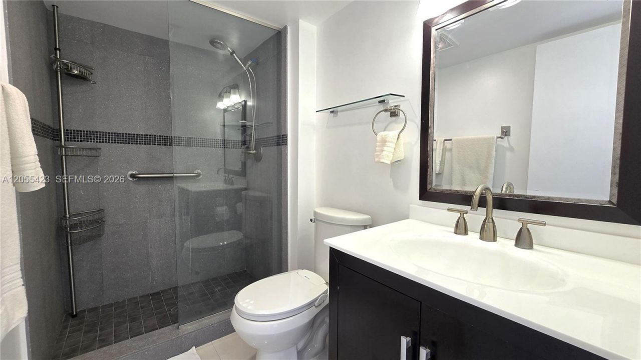 3731 N Country Club Dr, Unit 1825, Aventura, FL 33180 Photo