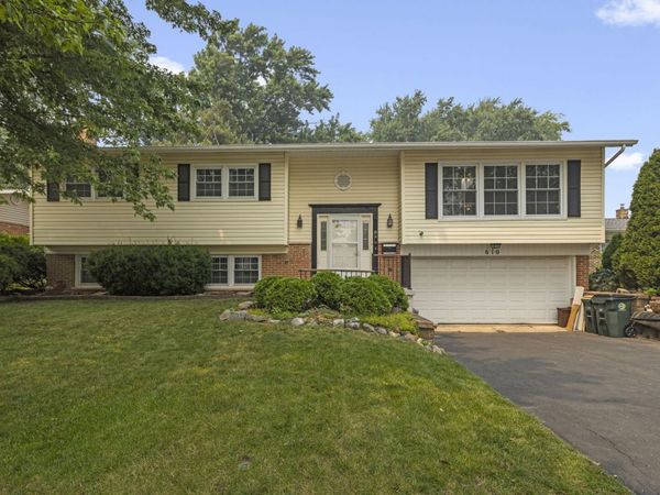 610 W Burning Tree Lane, Arlington Heights, IL 60004