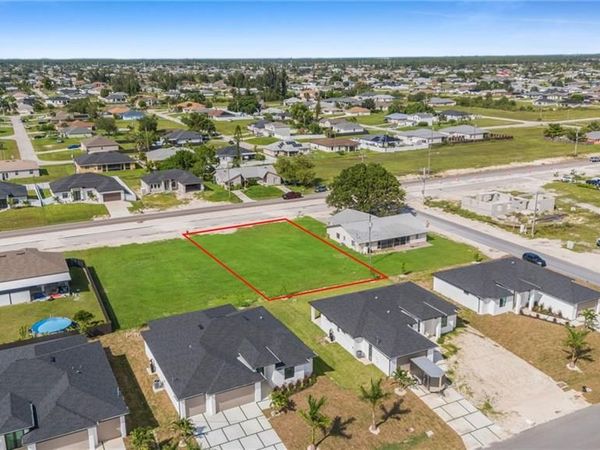 406 Diplomat PKWY E, CAPE CORAL, FL 33909