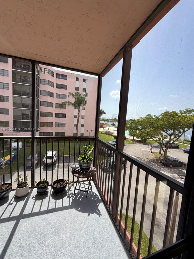 20850 San Simeon Way, Unit 302-5, Miami, FL 33179 Photo