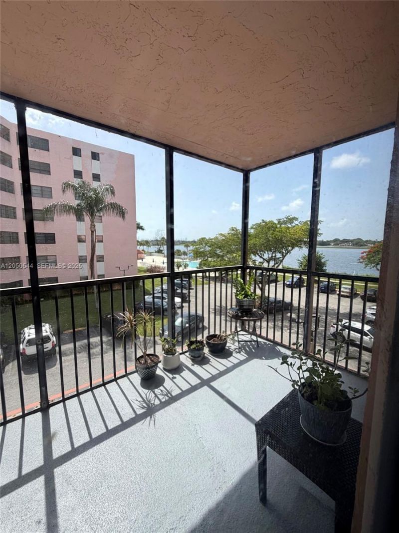 20850 San Simeon Way, Unit 302-5, Miami, FL 33179 Photo
