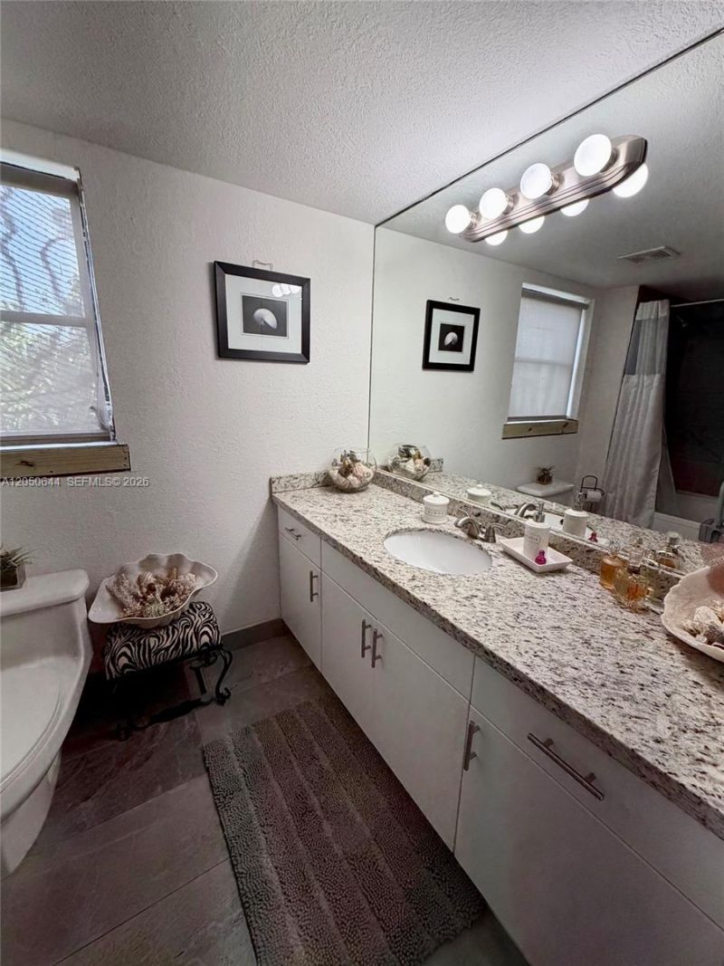 20850 San Simeon Way, Unit 302-5, Miami, FL 33179 Photo