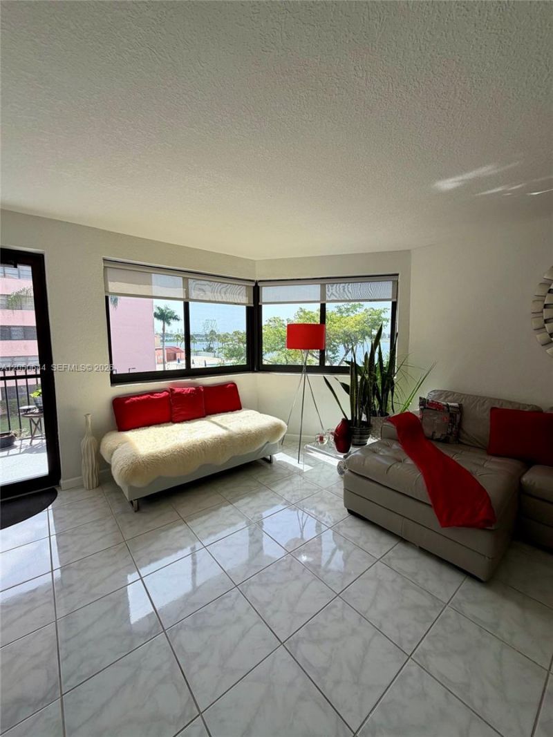 20850 San Simeon Way, Unit 302-5, Miami, FL 33179 Photo