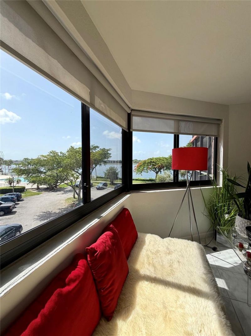 20850 San Simeon Way, Unit 302-5, Miami, FL 33179 Photo