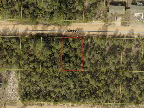 9 W Juniper Avenue, DeFuniak Springs, FL 32433