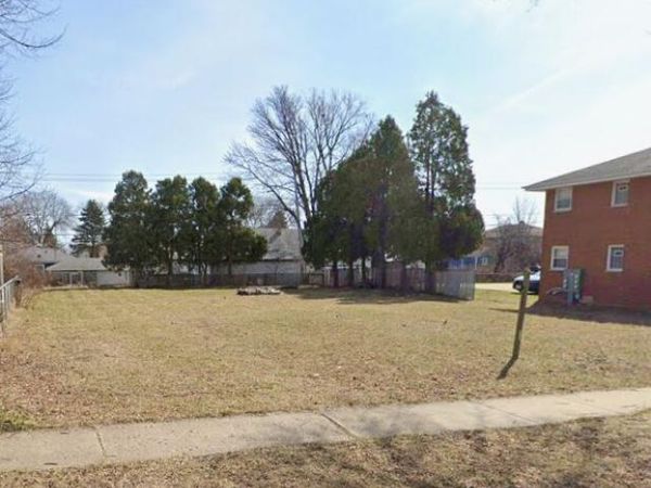 2174 S 96th St, West Allis, WI 53227
