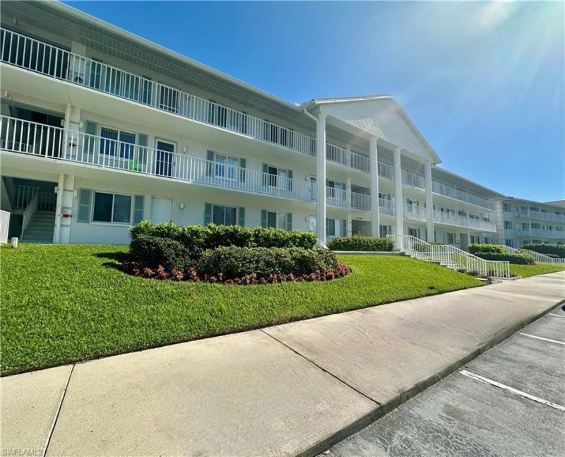 10686 Gulfshore Dr , Unit 304 A, Naples, FL 34108 Photo