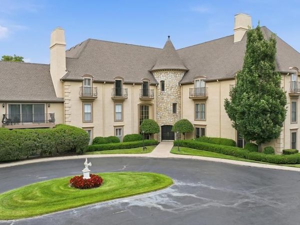 7223 Mission Road, Unit 104, Prairie Village, KS 66208