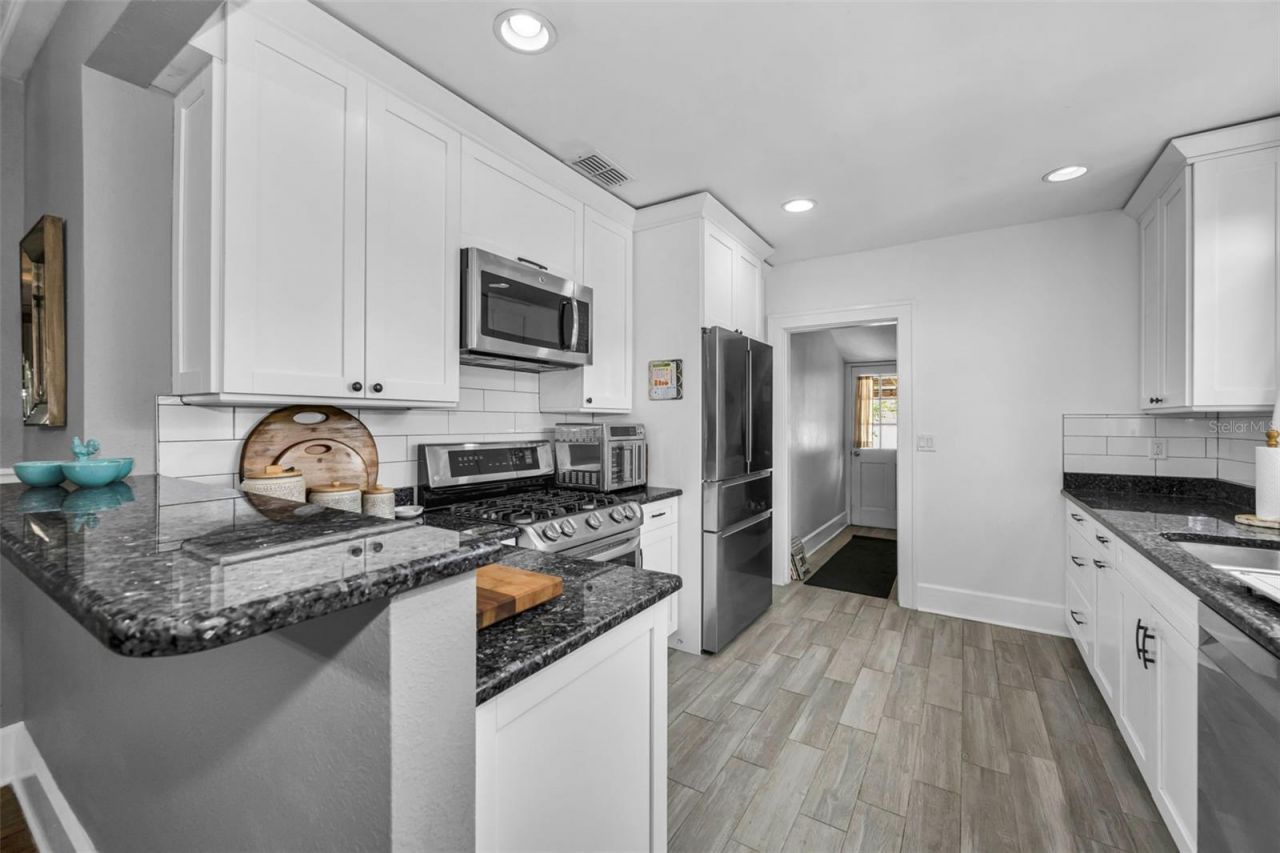 3421 Iris Street N, Saint Petersburg, FL 33704 Photo