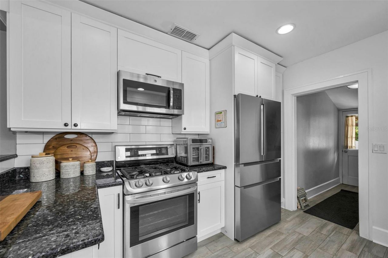 3421 Iris Street N, Saint Petersburg, FL 33704 Photo