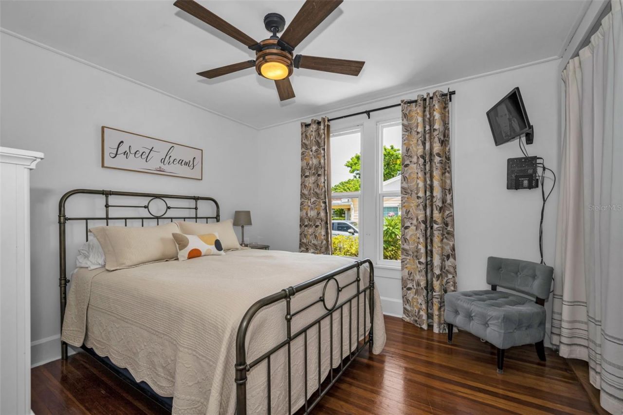 3421 Iris Street N, Saint Petersburg, FL 33704 Photo