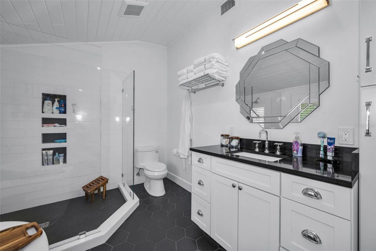 3421 Iris Street N, Saint Petersburg, FL 33704 Photo