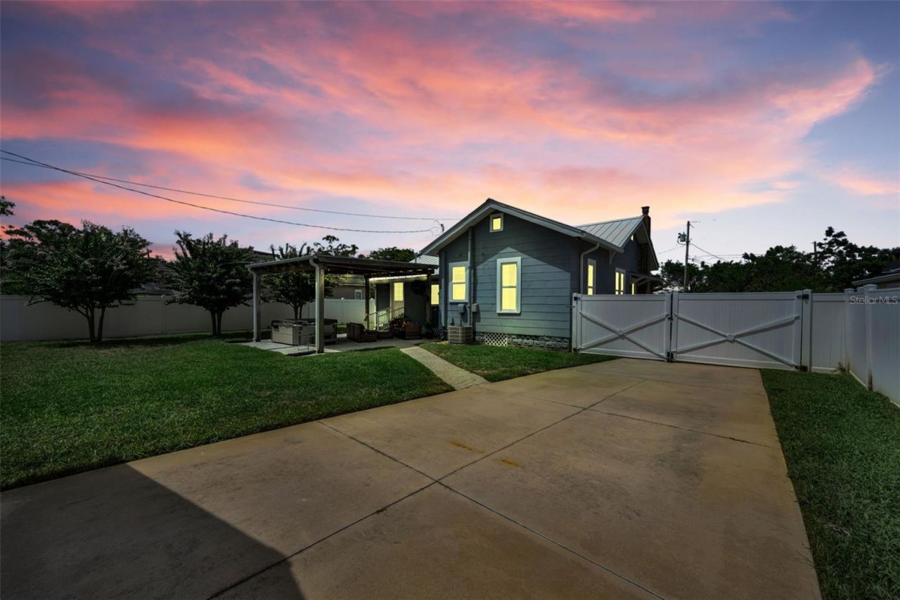 3421 Iris Street N, Saint Petersburg, FL 33704 Photo