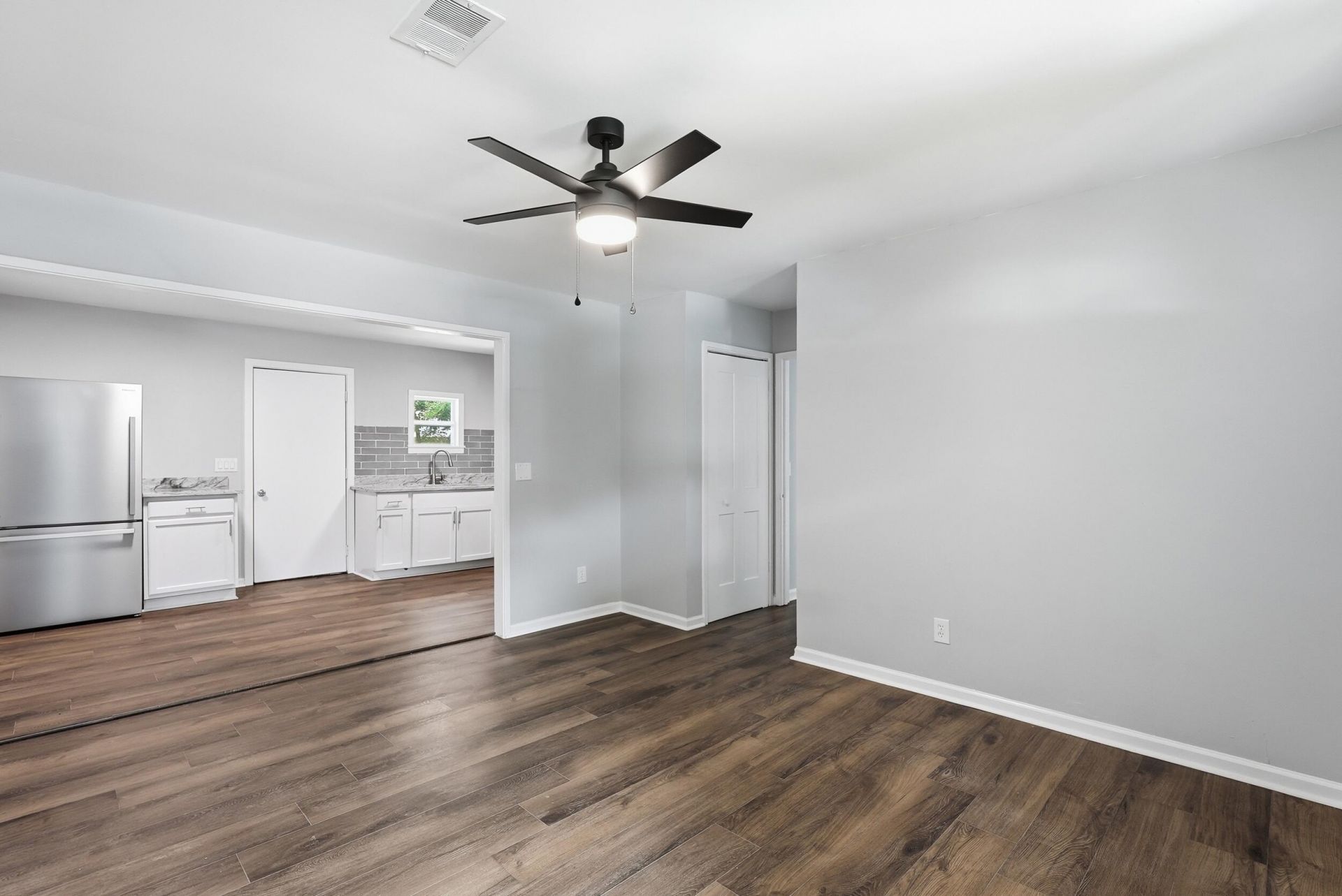 1630 Larry Street Photo 4
