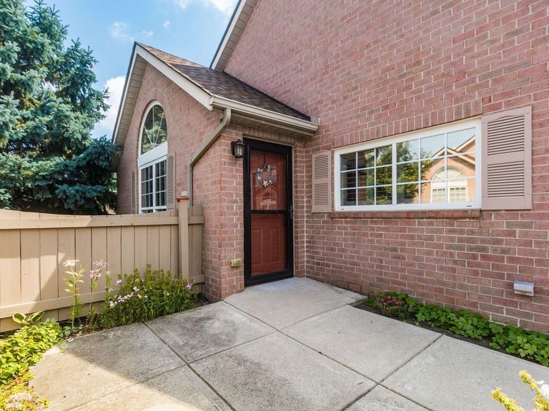 1911 Farmbrook Circle S, Unit 14, Grove City, OH 43123 Photo 4