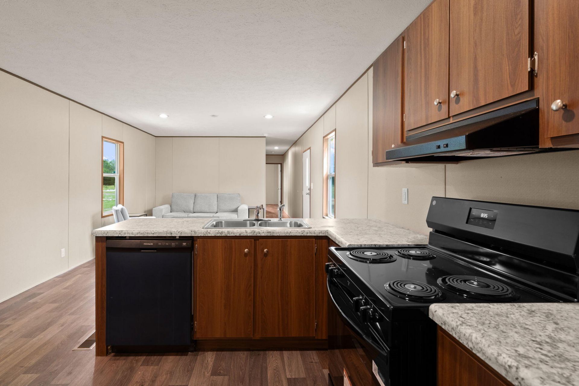 402 Marion Road Photo 13