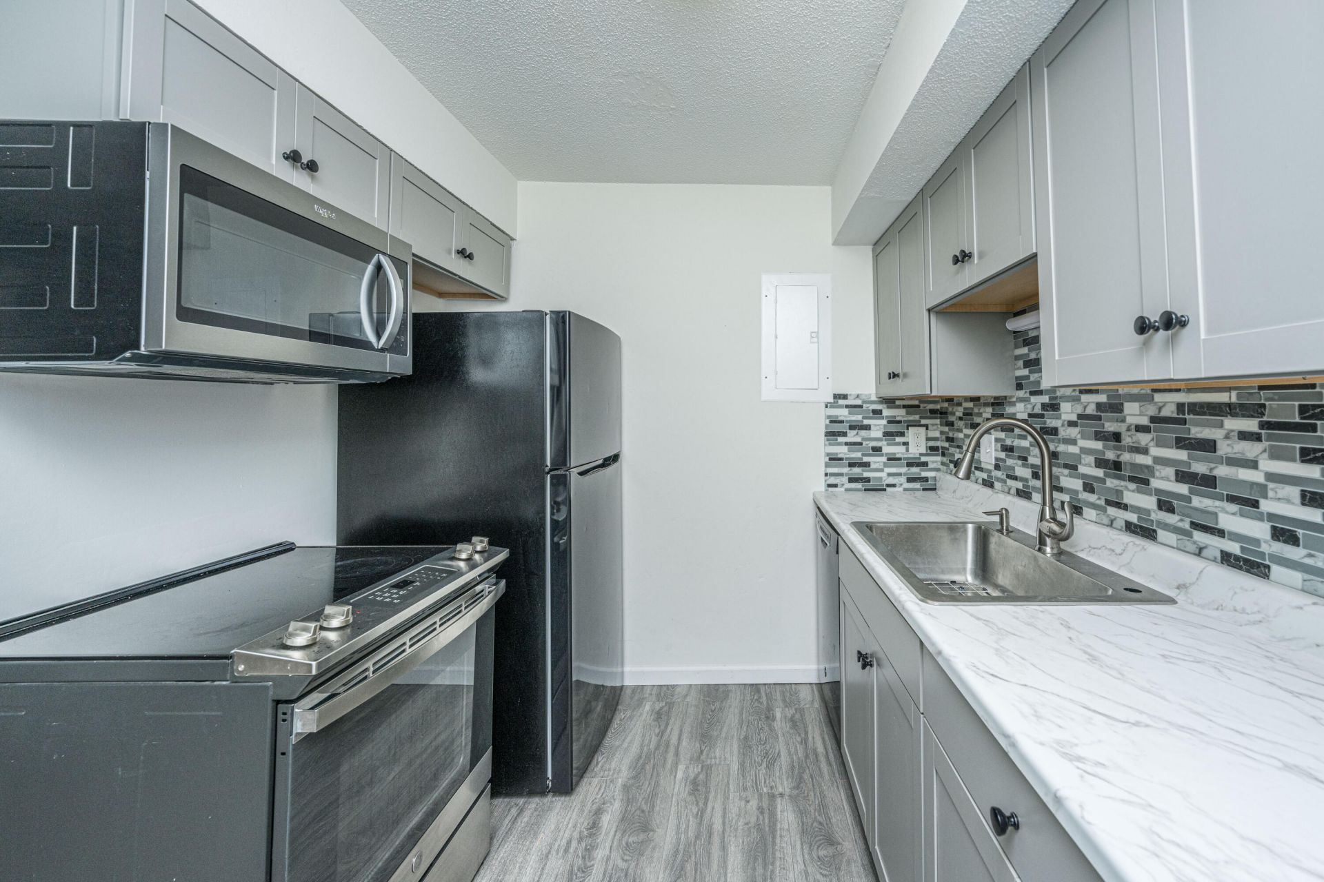 2494 Etiwan Avenue Photo 8