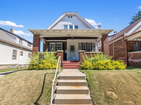 2200 W Lincoln AVENUE, Milwaukee, WI 53215