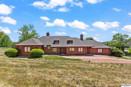 10009 Pacific Street, Omaha, NE 68114